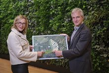 Wethouder Ines de Ridder en gedeputeerde Berend Potjer houden plattegrond vast
