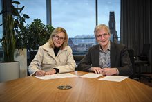 Wethouder Ines de Ridder en gedeputeerde Berend Potjer ondertekenen overeenkomst SOK Noordse buurt