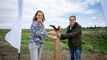 Opening van het beeldje met vogel